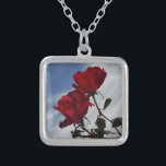 Rote Rosen gegen einen hellen blauen Himmel Versilberte Kette<br><div class="desc">Rote Rosen gegen ein blaues Foto von Sandy Closs,  aufgenommen am Arrowhead See. "rote Rose""rote Rosen""rosa Rosen""Rosa Rosen""Hochzeiten""Liebe-Geschenk""Rote Blume""Rote Blume""Rote Blüten" Rose "Geschenke mit Rose"</div>