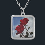 Rote Rosen gegen einen hellen blauen Himmel Versilberte Kette<br><div class="desc">Rote Rosen gegen ein blaues Foto von Sandy Closs,  aufgenommen am Arrowhead See. "rote Rose""rote Rosen""rosa Rosen""Rosa Rosen""Hochzeiten""Liebe-Geschenk""Rote Blume""Rote Blume""Rote Blüten" Rose "Geschenke mit Rose"</div>