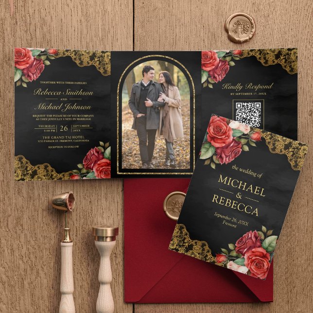 Rote Rosen Gold Lace Black QR Code Foto Hochzeit Dreifach Gefaltete Einladung (Von Creator hochgeladen)