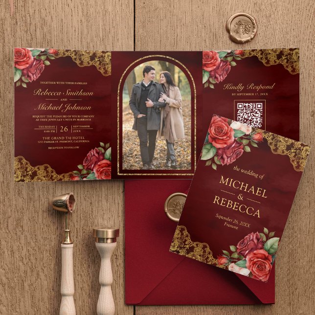 Rote Rosen Gold Lace Maroon QR Code Foto Hochzeit Dreifach Gefaltete Einladung (Von Creator hochgeladen)
