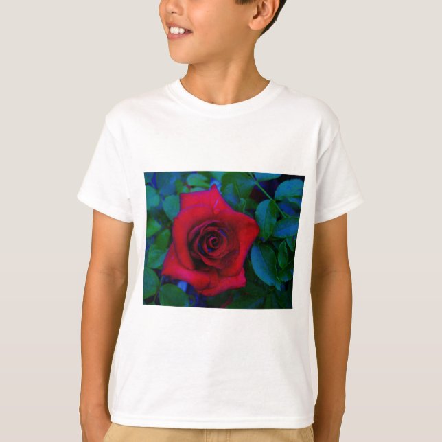 Rote Rosen mit blauen Farbtönen T-Shirt (Vorderseite)