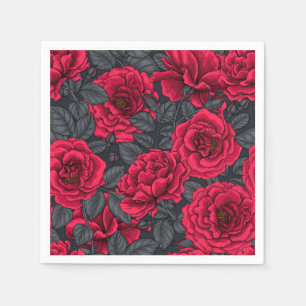 Rote Rosen mit grauen Blätter auf schwarz Serviette