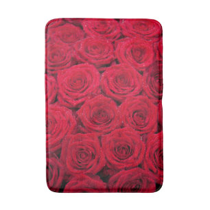 Rote Rosen mit Tau Badematte