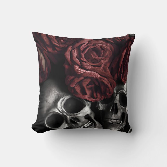 Rote Rosen um Skulls Gothic Kissen (Vorderseite)