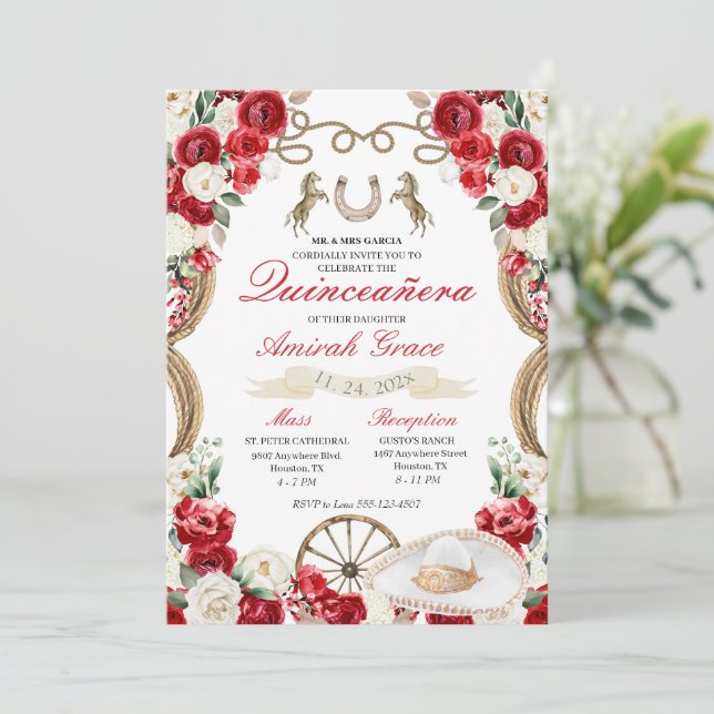 Rote Rosen Western Charro Cowgirl Quinceañera Einladung (Stehend Vorderseite)