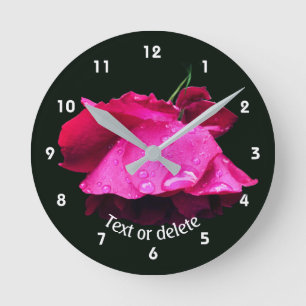 Rote Rosenblume Regentropfen Personalisiert Runde Wanduhr