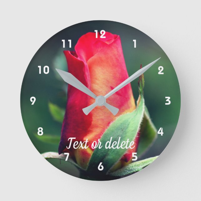 Rote Rosenknospe Blume Gelb Highlights Personalisi Runde Wanduhr (Vorderseite)