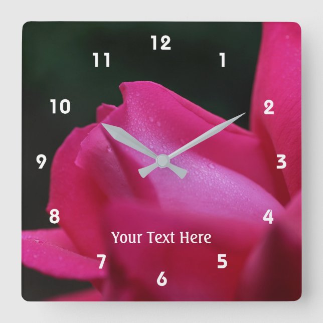 Rote Rosenknospe und Regentropfen Quadratische Wanduhr (Vorderseite)