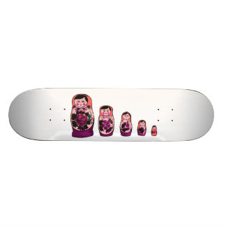 Rote russische Verschachtelungs-Puppen Skateboard