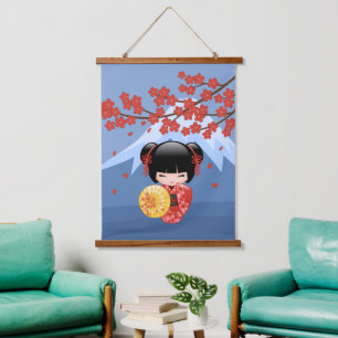 Rote Sakura Kokeshi Puppe - Süße japanische Geisha Wandteppich Mit Holzrahmen