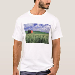 Rote Scheune auf Weizen- und Gerstenfeld in Whitma T-Shirt