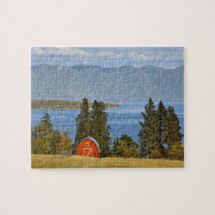Rote Scheune liegt entlang des malerischen Flathea Puzzle
