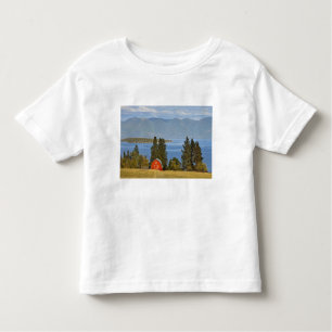 Rote Scheune sitzt entlang landschaftlichem Kleinkind T-shirt