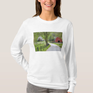 Rote Scheune und Bauernhaus bei Berlin, Ohio. T-Shirt