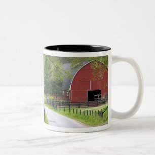 Rote Scheune und Bauernhaus bei Berlin, Ohio. Zweifarbige Tasse