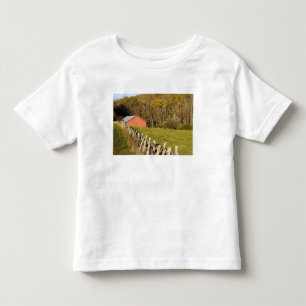 Rote Scheune und Zaunreihe entlang der Blue Ridge Kleinkind T-shirt