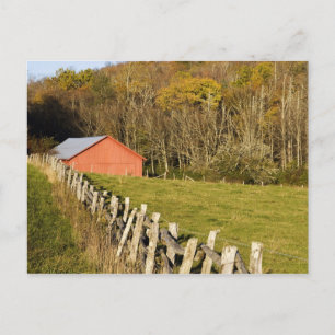 Rote Scheune und Zaunreihe entlang der Blue Ridge Postkarte
