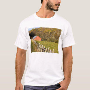 Rote Scheune und Zaunreihe entlang der Blue Ridge T-Shirt