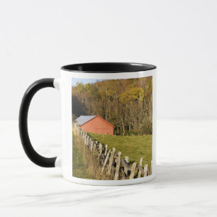 Rote Scheune und Zaunreihe entlang der Blue Ridge Tasse