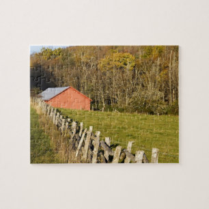 Rote Scheune und Zaunreihe entlang des Blue Ridge Puzzle