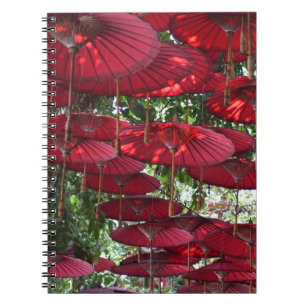 Rote Schirme am Himmel - Asiatisches Spiralnotizbu Notizblock
