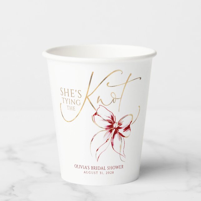 Rote Schleife - She's Tying the Knot: Brautparty Pappbecher (Vorderseite)