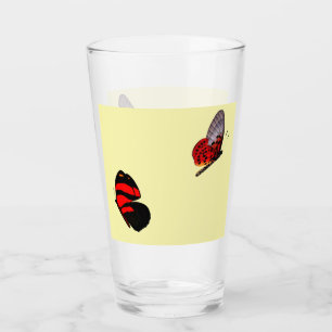 Rote Schmetterlinge trinken Glas