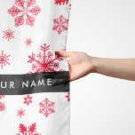 Rote Schneeflocken, Ihr Name, Personalisieren Schal<br><div class="desc">Niedliches,  lustiges und bezauberndes Muster mit roten Schneeflocken auf weißem Hintergrund. Modernes und trendiges Geschenk,  perfekt für den Schneefreund in Ihrem Leben. Personalisieren Sie diese durch Hinzufügen von Namen,  Spitznamen,  Monogramm oder Initialen.</div>