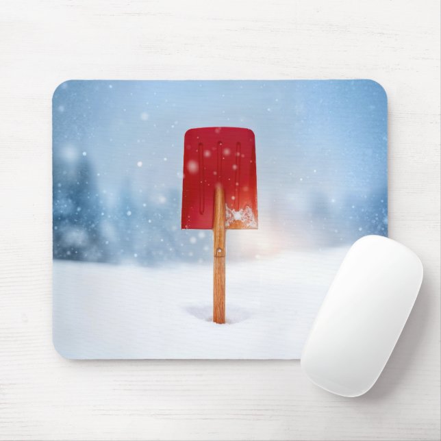 Rote Schneeschaufel in tiefem Schnee Mousepad (Mit Mouse)