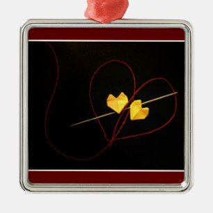 Rote Schnur des Schicksals Ornament Aus Metall
