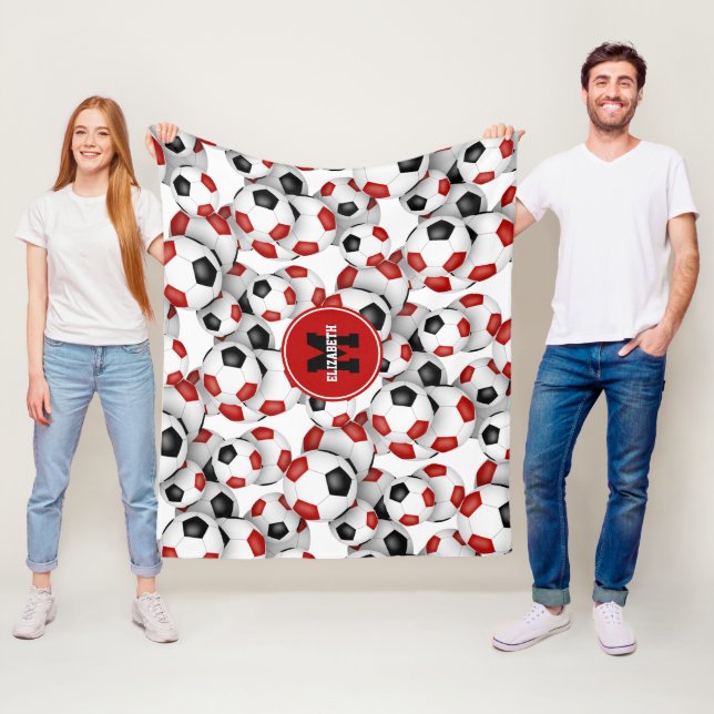 Rote schwarze Fußballbälle Mannschaftsfarben mit M Fleecedecke (Beispiel)