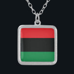 Rote, schwarze und grüne Flagge Versilberte Kette<br><div class="desc">Die 3 Pan-Afrikanischen Farben auf der Flagge stellen dar: ROT: das Blut, das alle Leute der Herkunft des schwarzen Afrikaners vereinigt und Halle für Befreiung; SCHWARZES: schwarze Menschen, deren Bestehen als Nation, obwohl nicht ein Nationalstaat, durch das Bestehen der Flagge bestätigt wird; und GRÜN: der reichliche natürliche Reichtum von Afrika....</div>