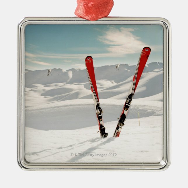 Rote Skis Ornament Aus Metall (Vorne)