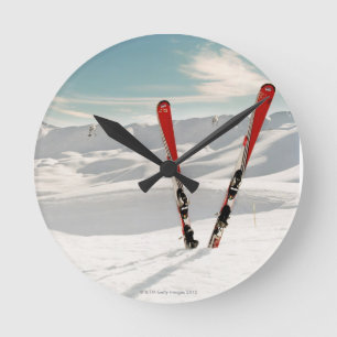 Rote Skis Runde Wanduhr