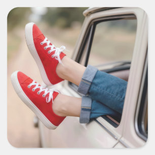 Rote Sneaker baumeln aus dem Fenster eines Retro-L Quadratischer Aufkleber
