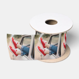 Rote Sneaker baumeln aus dem Fenster eines Retro-T Satinband
