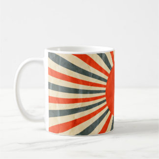 Rote Sonnenflagge auf Papiertextur, Retro-Vintager Kaffeetasse