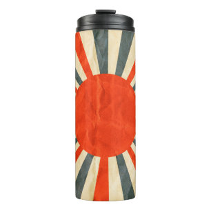 Rote Sonnenflagge auf Papiertextur, Retro-Vintager Thermosbecher