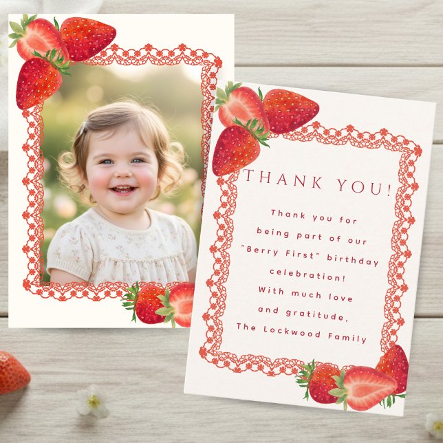 Rote Spitzen-Beeren-Erstgeburtstags-Foto-Dankeskar (Red Lace Berry First Birthday Photo Thank You Card)
