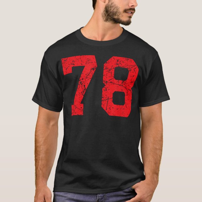 Rote Sportteam-Nummer mit Distressed-Effekt T-Shirt (Vorderseite)