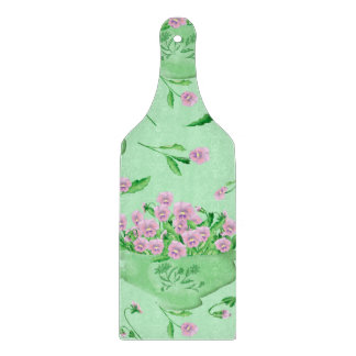 Rote Stiefmütterchen grüne Schüssel und Hintergrun Schneidebrett