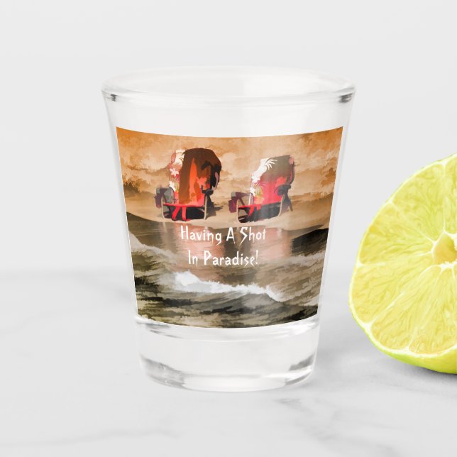 Rote Strand-Stühle auf dem Sand Schnapsglas (Vorderseite)