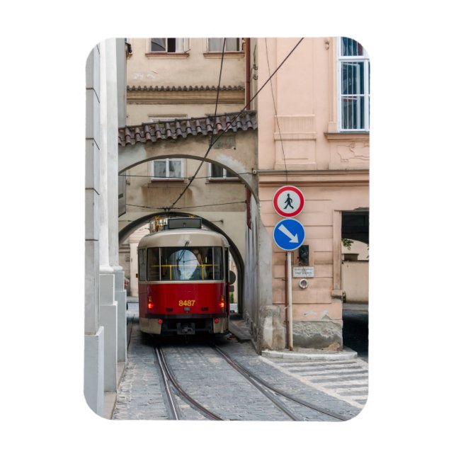 Rote Straßenbahn in der Altstadt von Prag - Tschec Magnet (Vertikal)