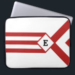 Rote Streifen und Chevronen mit Monogramm auf Weiß Laptopschutzhülle<br><div class="desc">Stilvolle geometrische Muster mit fett roten Streifen auf weißem Hintergrund. Drei abwechselnd rote und weiße Chevronen enden an einem weißen Diamanten, der mit Rot umrissen ist. Es sieht aus wie eine stilisierte Medaille, die an einem Band hängt. Der Diamant enthält ein anpassbares Monogramm. Drei rote Streifen erstrecken sich von der...</div>