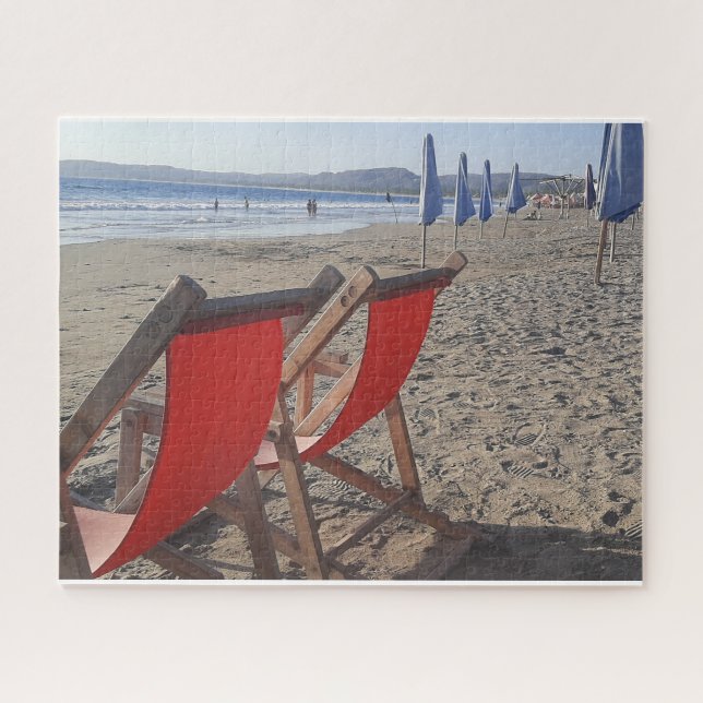 Rote Stühle am Sandstrand Puzzle (Horizontal)