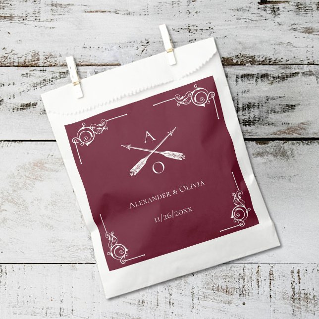 Rote Tafel und Pfeile Geschenktütchen (Wine Red Monogram and Arrows Wedding Favor Bags)