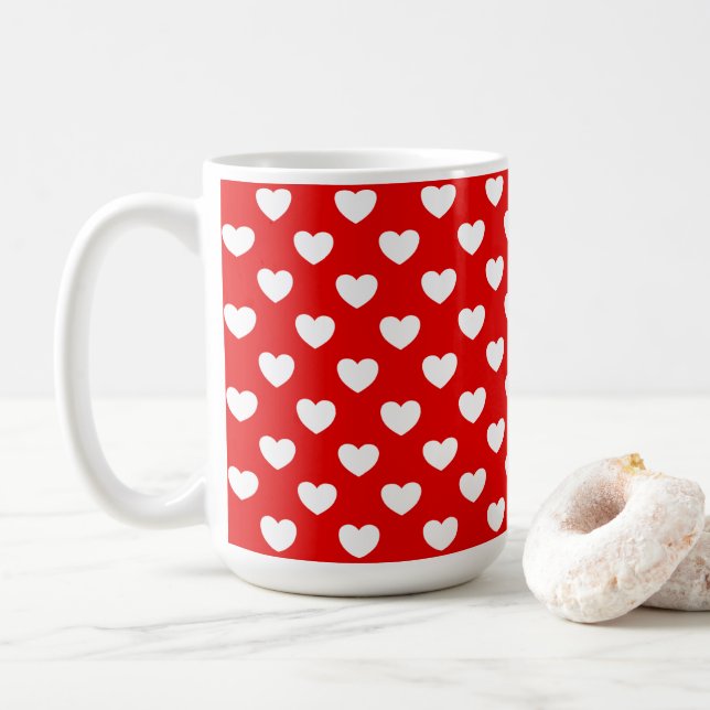 Rote Tasse mit weißem Herzen Polka-Dottern-Muster (Mit Donut)