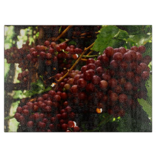 Rote Trauben auf Weinrebe Schneidebrett