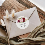 Rote tropische und romantische Hochzeitssemble-Lie Runder Aufkleber<br><div class="desc">Diese tropische und romantische Liebe ist ein klassischer Rundaufkleber für eine Hochzeit. Das künstlerische Bordo Marsala-Design ist mit Aquarellfarben,  Grün,  Rosa,  Bordeaux und Rosa Rose mit Grünpflanzen in einem anmutigen und strahlenden Bouquet in der Blume eingerichtet.</div>