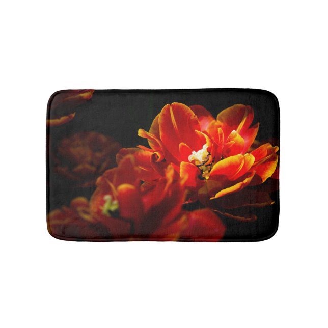 Rote Tulpen dunkler Hintergrund Badematte (Vorderseite)